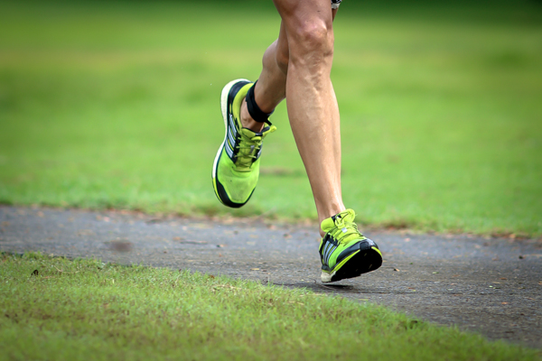 Correr largas distancias cambia la forma de los pies